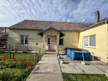  Predaj rodinného domu v peknom prostredí v blízkosti Veľkého Medera, vlastnou garážou a pivnicou. 